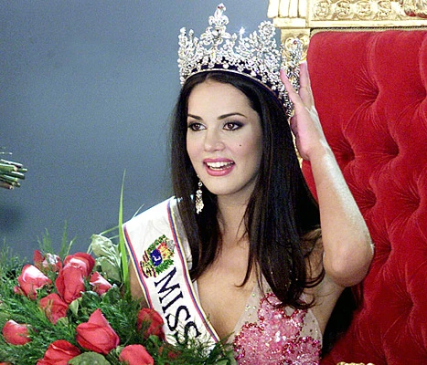 Monica Spear khi đăng quang vương viện Hoa hậu năm 2004.