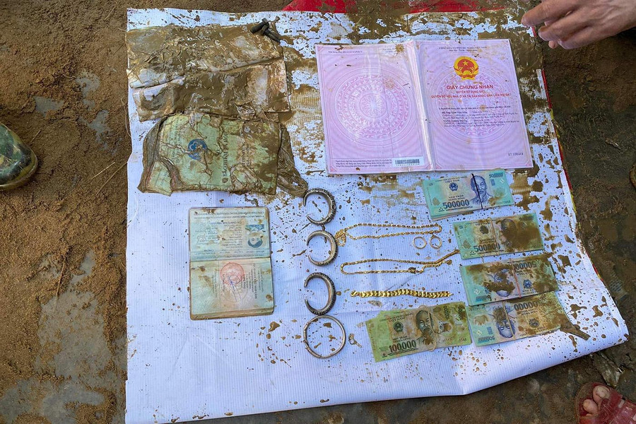 Tài sản trong két sắt lấm lem bùn đất. Tài sản trong két sắt lấm lem bùn đất.
