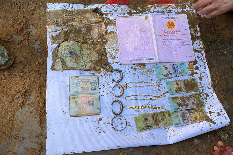 Tài sản trong két sắt lấm lem bùn đất.
