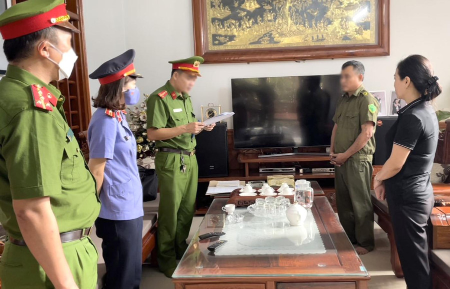 Công an tống đạt quyết định khởi tố bị can đối với Hoàng Thị Hương Thảo (áo đen). Công an tống đạt quyết định khởi tố bị can đối với Hoàng Thị Hương Thảo (áo đen).