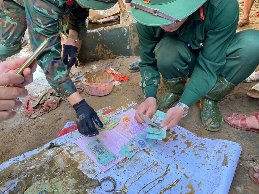 Bên trong két có tiền mặt, dây chuyền, nhẫn vàng, sổ đỏ... Bên trong két có tiền mặt, dây chuyền, nhẫn vàng, sổ đỏ...