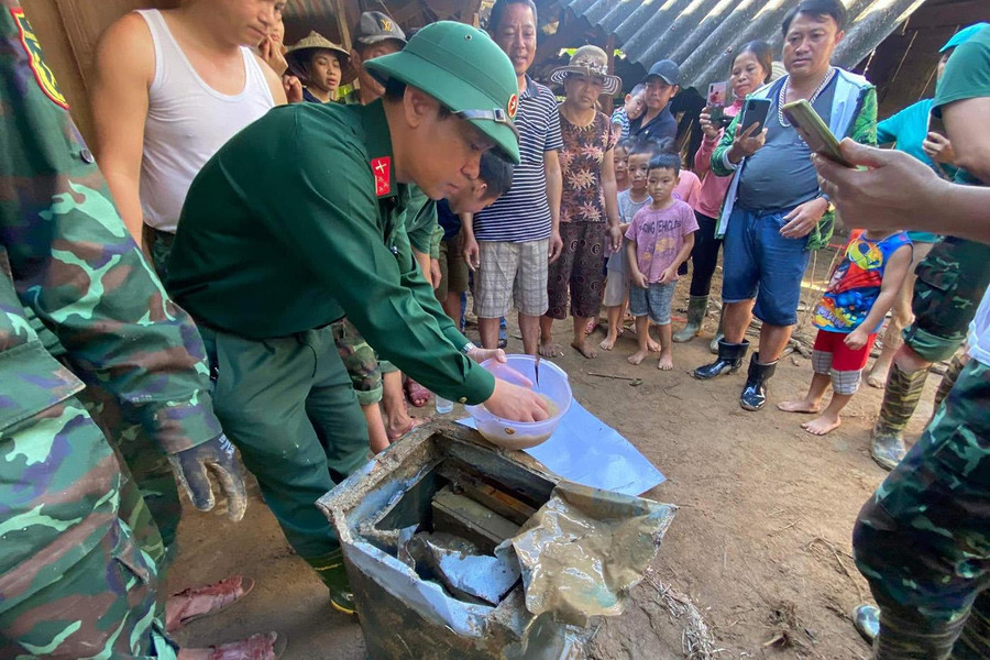 Lực lượng chức năng phá két sắt để xác định chủ nhân. Lực lượng chức năng phá két sắt để xác định chủ nhân.