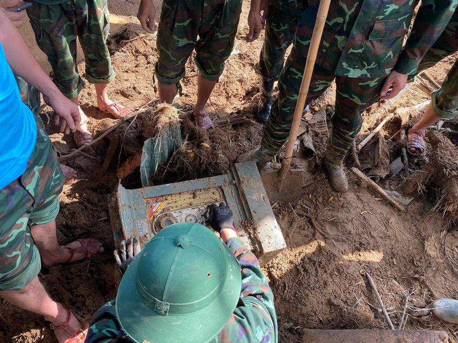 Chiếc két sắt nằm sâu dưới lớp bùn đất. Chiếc két sắt nằm sâu dưới lớp bùn đất.