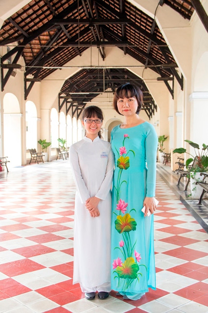 Kim Thoa và cô giáo của mình Kim Thoa và cô giáo của mình