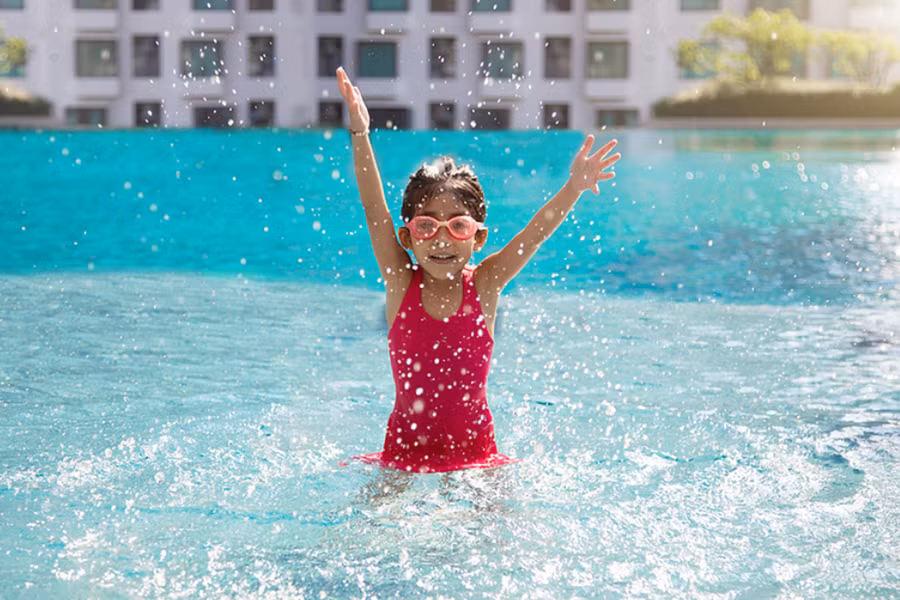 Để đảm bảo con em chúng ta vui chơi dưới nước một cách an toàn, người lớn nhất định phải dạy trẻ kiến thức an toàn dưới nước từ sớm. (Ảnh: ITN) 