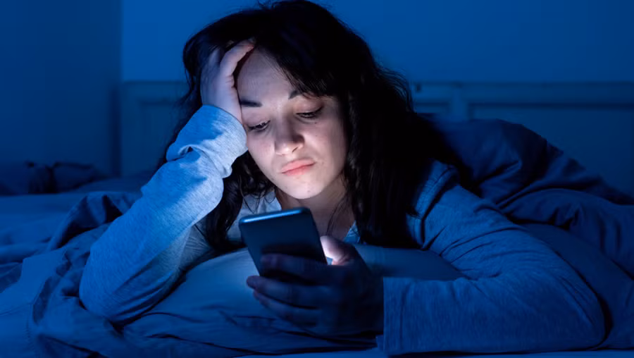 Ánh sáng xanh từ thiết bị điện tử có liên quan đến các vấn đề như mờ mắt, mỏi mắt, khô mắt, thoái hóa điểm vàng và đục thủy tinh thể. (Ảnh: ITN) 