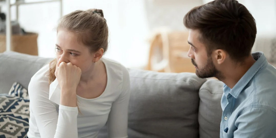 Khi thấy phụ nữ khóc, một số chàng bắt đầu lên kế hoạch tạm lánh ở một nơi khác. (Ảnh: ITN). Khi thấy phụ nữ khóc, một số chàng bắt đầu lên kế hoạch tạm lánh ở một nơi khác. (Ảnh: ITN).