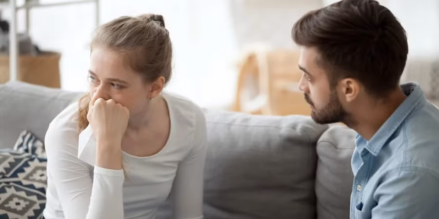 Khi thấy phụ nữ khóc, một số chàng bắt đầu lên kế hoạch tạm lánh ở một nơi khác. (Ảnh: ITN).