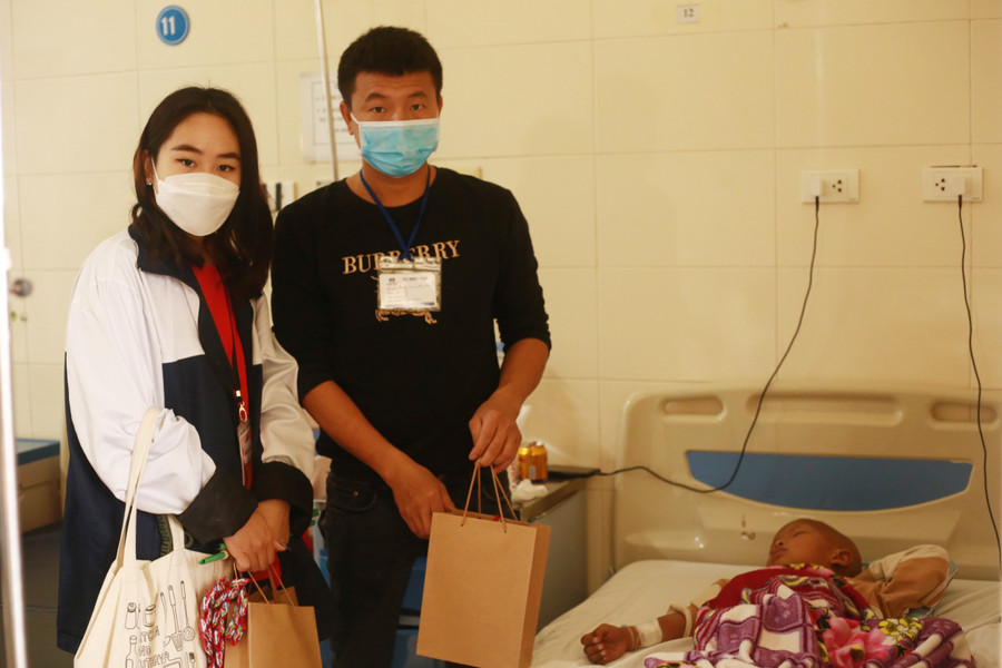 Phần quà tuy không lớn nhưng có giá trị động viên tinh thần cho bệnh nhân và người nhà.