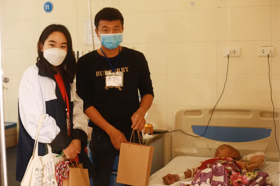 Phần quà tuy không lớn nhưng có giá trị động viên tinh thần cho bệnh nhân và người nhà. Phần quà tuy không lớn nhưng có giá trị động viên tinh thần cho bệnh nhân và người nhà.