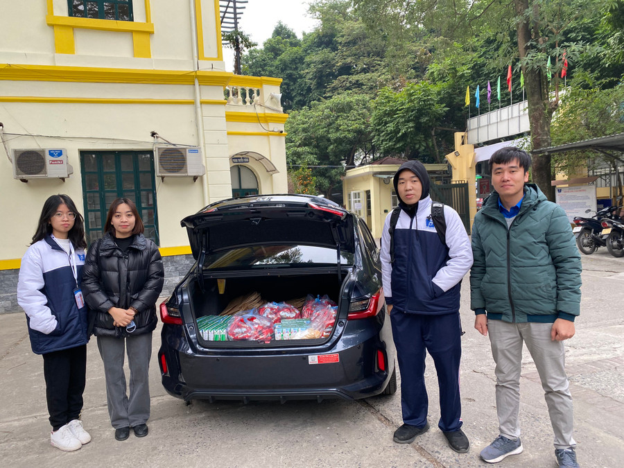 Cả học sinh và phụ huynh cùng chung tay tham gia các hoạt động thiện nguyện.