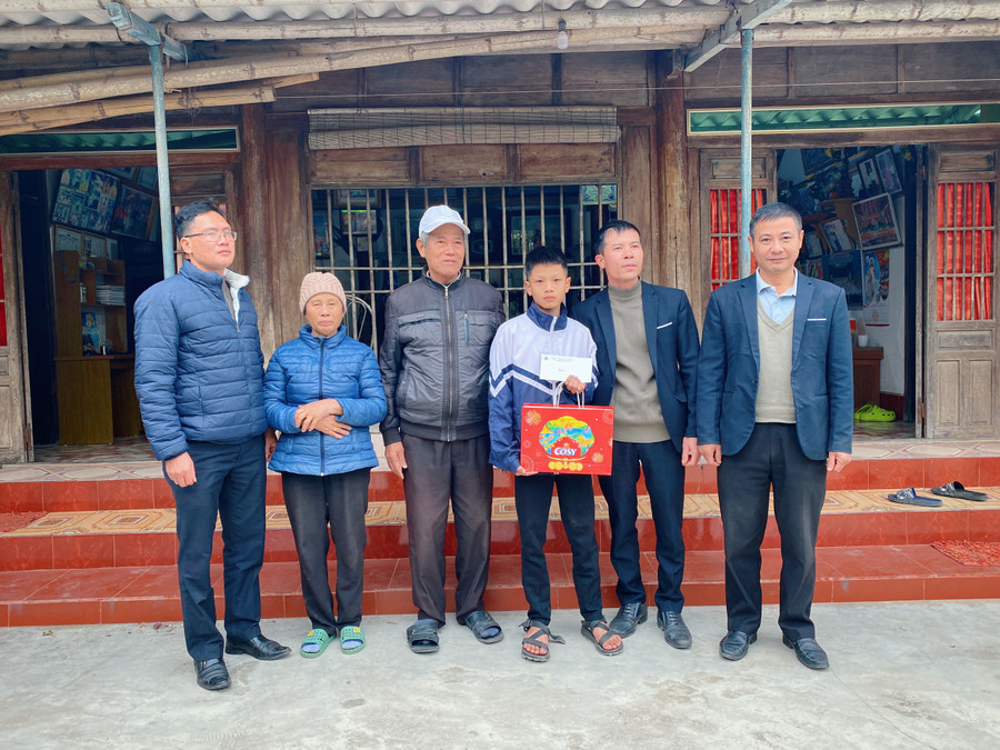 Lãnh đạo Trường THCS Hải Lý đến thăm và tặng quà gia đình em Nguyễn Quang Phúc lớp 8A.