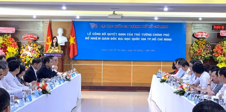 Đại diện Bộ Nội vụ đọc Quyết định bổ nhiệm Giám đốc ĐHQG TP.HCM của Thủ tướng Chính phủ