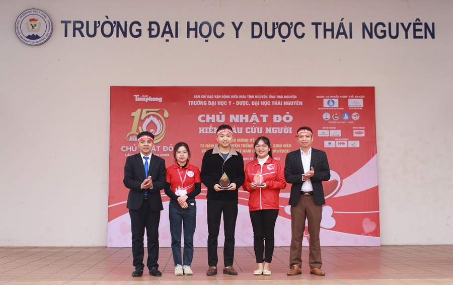 Ban tổ chức trao tặng kỷ niệm chương “Chủ nhật Đỏ” cho các cá nhân, tập thể có thành tích trong tuyên truyền, vận động và tham gia hiến máu tình nguyện.