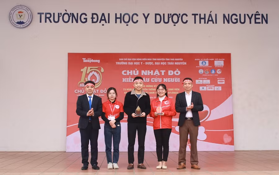 Ban tổ chức trao tặng kỷ niệm chương “Chủ nhật Đỏ” cho các cá nhân, tập thể có thành tích trong tuyên truyền, vận động và tham gia hiến máu tình nguyện.