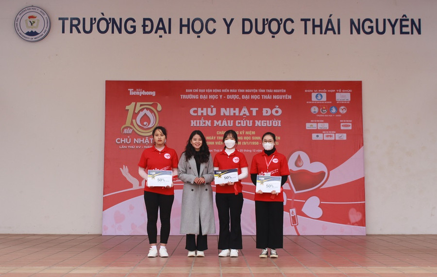 Học viện Ngoại ngữ Quốc tế ETC Native trao học bổng cho sinh viên Trường Đại học Y - Dược.