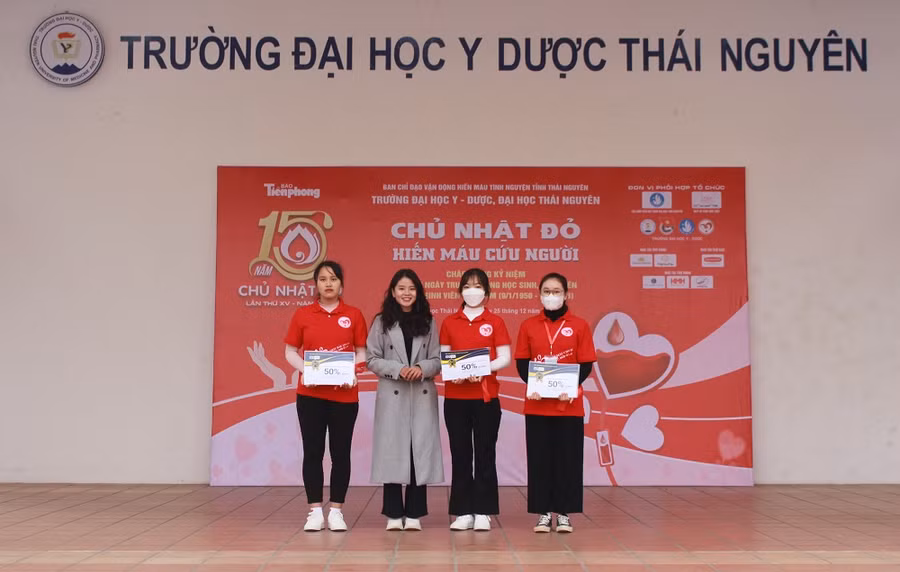 Học viện Ngoại ngữ Quốc tế ETC Native trao học bổng cho sinh viên Trường Đại học Y - Dược.