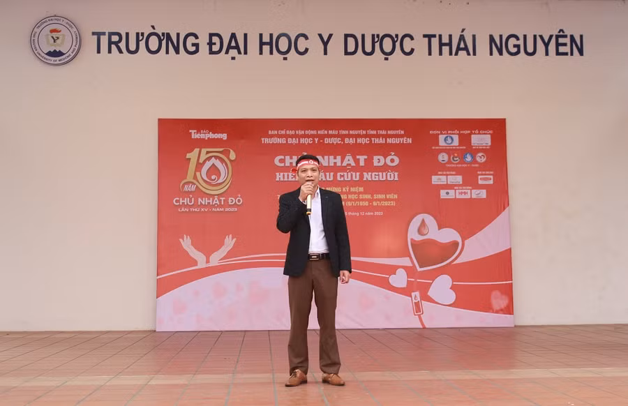 TS Nguyễn Kiều Giang, Phó Hiệu trưởng trường Đại học Y – Dược, Giám đốc trung tâm huyết học và truyền máu Bệnh viện Trung ương Thái Nguyên phát biểu tại chương trình.