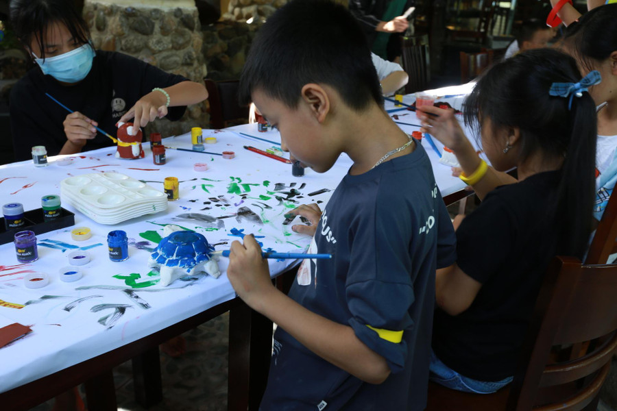 Học sinh tham gia trải nghiệm.