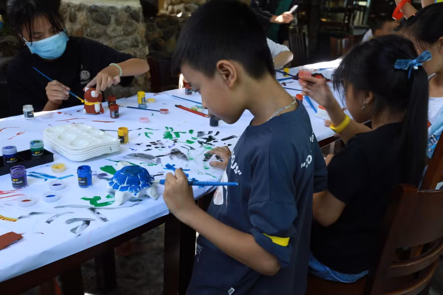 Học sinh tham gia trải nghiệm.