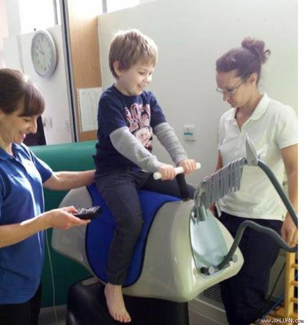 Sacha đang trải qua vật lý trị liệu. Ảnh: Express.