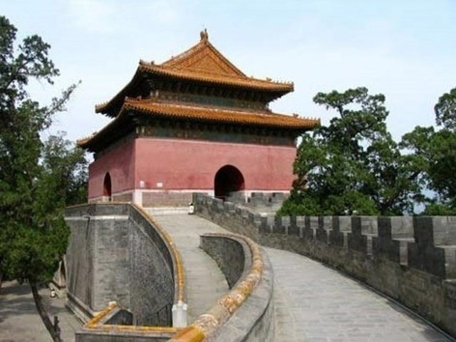 Dưới thời nhà Minh cai trị, dân thường bị cấm tiếp cận Thập Tam Lăng. Hiện quần thể 13 lăng mộ hoàng đế nhà Minh đã mở cửa cho du khách tham quan nhưng chỉ mở cửa ba lăng tẩm. Trong ảnh là Chiêu Lăng - một trong ba lăng tẩm ở Thập Tam Lăng mở cửa cho du khách vào thăm.