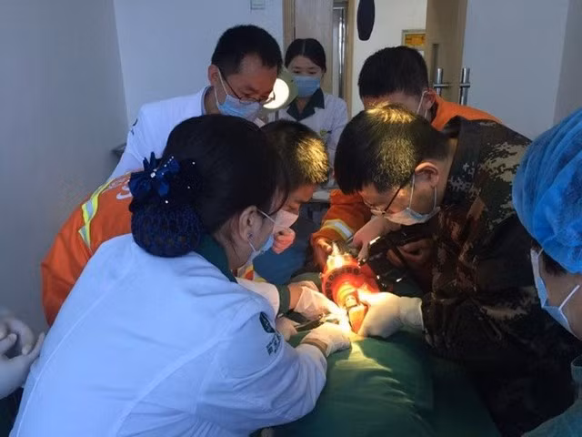 Bác sỹ và lực lượng cứu hộ phối hợp trong ca phẫu thuật. Nguồn: people.com.cn