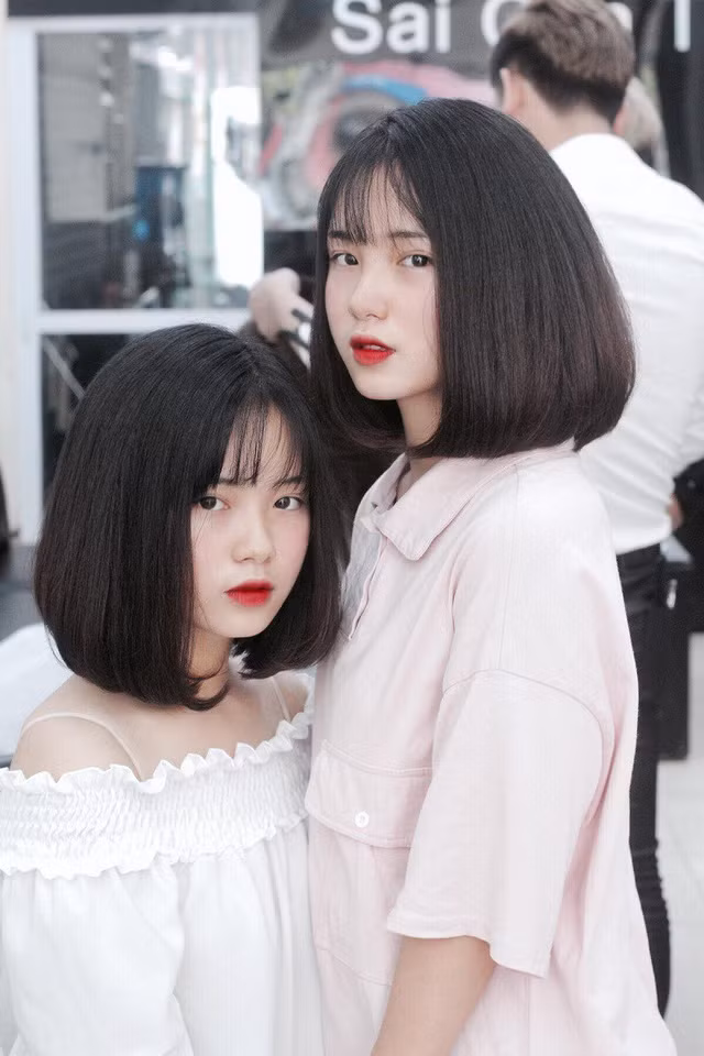 Vẻ đẹp tự nhiên, trong sáng tuổi học trò vốn được cộng đồng mạng rất thích thú và ưu ái đặt cho nhiều tên gọi như “thiên thần áo dài trắng” hay “thiên thần học đường”,... Và mới đây, dân mạng thêm một lần nữa không tiếc lời khen dành cho 2 chị em sinh đôi tại Yên Bái.