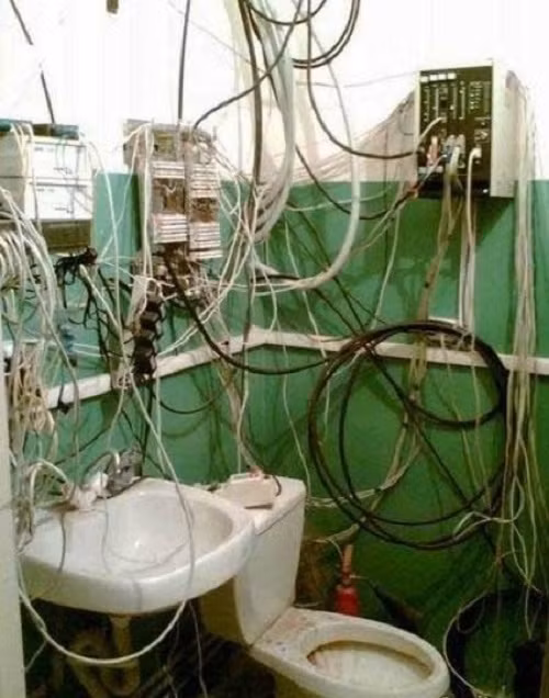 Đi vệ sinh cảm giác mạnh.