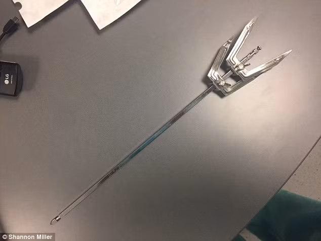  Cái xiên kim loại được kéo ra khỏi đầu Xavier. 