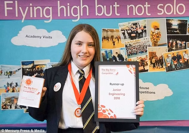 Cô gái người Anh mắc bệnh lạ: hễ cười là toàn thân cứng đờ