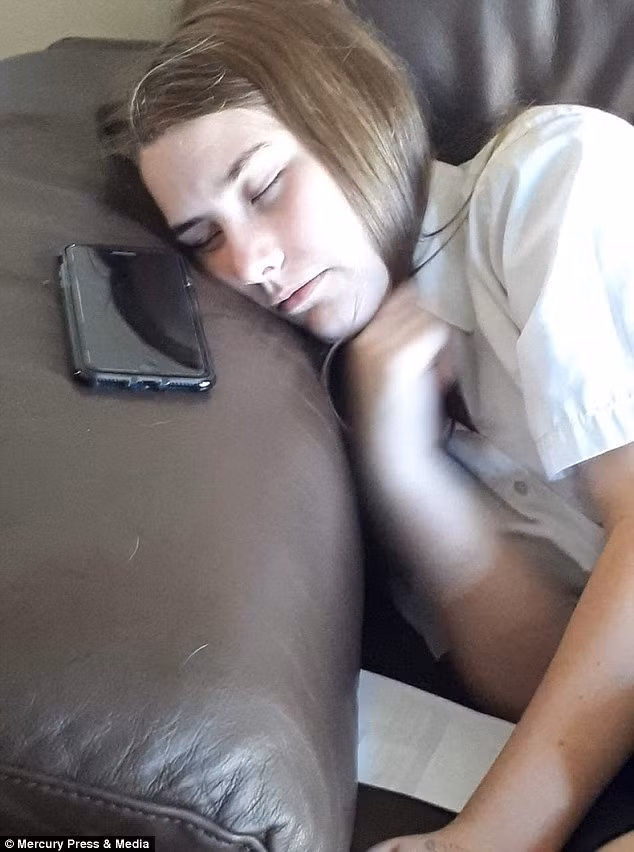 Cô gái người Anh mắc bệnh lạ: hễ cười là toàn thân cứng đờ