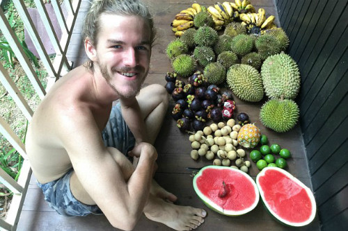 Giống Tina, Simon cũng thích các loại hoa quả vùng nhiệt đới. Ảnh:Instagram. Giống Tina, Simon cũng thích các loại hoa quả vùng nhiệt đới và độ ngon, ngọt. Ảnh: Instagram.