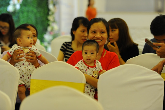 Hai bé sinh đôi trong ngày hội Tuần lễ Vàng ươm mầm hạnh phúc 2018