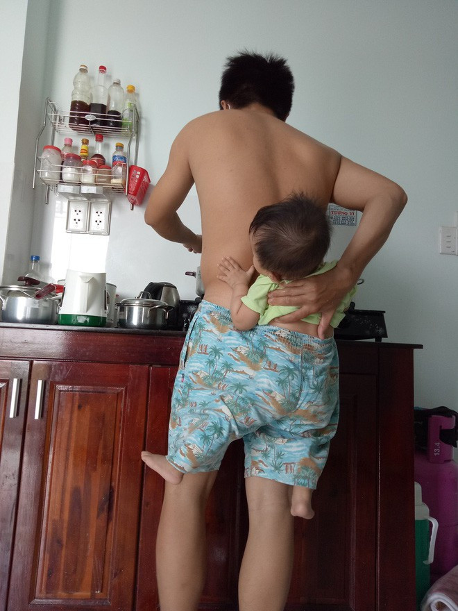 Ông bố trẻ địu con trong quần để rảnh tay nấu ăn trong lúc vợ bệnh khiến chị em cười ngất - Ảnh 3. Ông bố trẻ địu con trong quần để rảnh tay nấu ăn trong lúc vợ bệnh khiến chị em cười ngất - Ảnh 3.