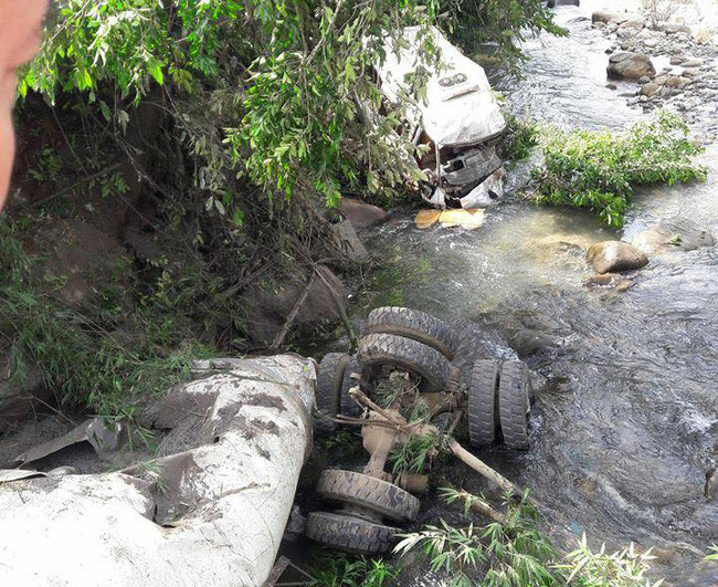 Tai nạn thảm khốc ở Lai Châu: Xe khách va chạm xe bồn khiến 11 người chết, 4 người bị thương - Ảnh 1. Tai nạn thảm khốc ở Lai Châu: Xe khách va chạm xe bồn khiến 11 người chết, 4 người bị thương - Ảnh 1.