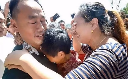  Cuộc hội ngộ đẫm nước mắt vì hạnh phúc của anh Sun, mẹ và chị gái ruột - Ảnh: CEN 