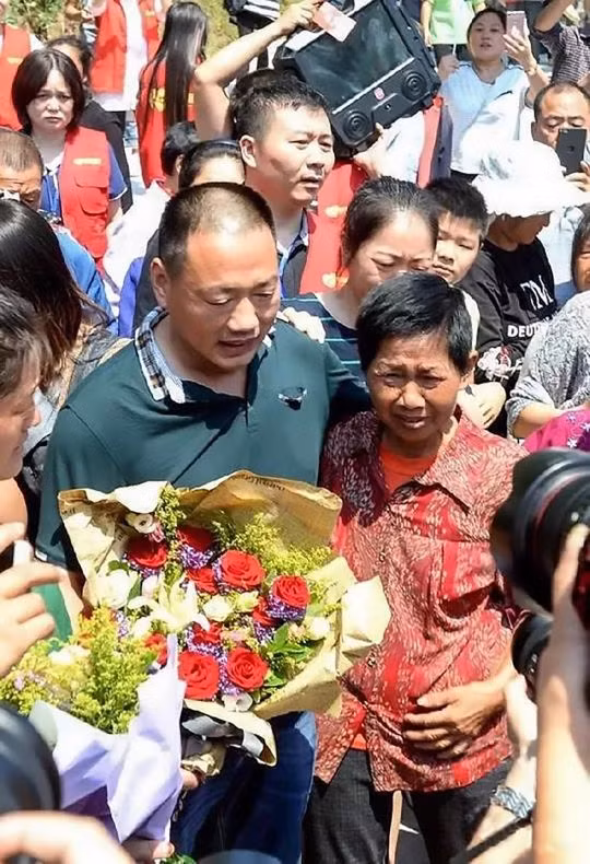  Cả hai vừa cười vừa khóc vì cuối cùng cũng gặp lại được nhau - Ảnh: CEN 