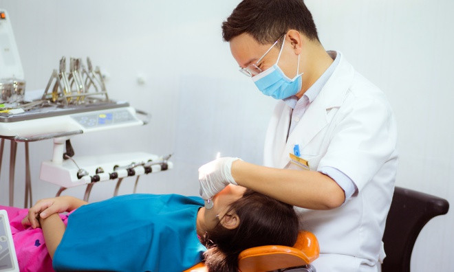 Theo bác sĩ Hoàng, cha mẹ cần tập cho trẻ thói quen chăm sóc răng miệng đúng cách từ khi còn bé: dùng chỉ nha khoa, chải răng, bỏ tật xấu như đẩy lưỡi, nghiến răng... Ảnh:T.P. Theo bác sĩ Hoàng, cha mẹ cần tập cho trẻ thói quen chăm sóc răng miệng đúng cách từ khi còn bé: dùng chỉ nha khoa, chải răng, bỏ tật xấu như đẩy lưỡi, nghiến răng... Ảnh: T.P.