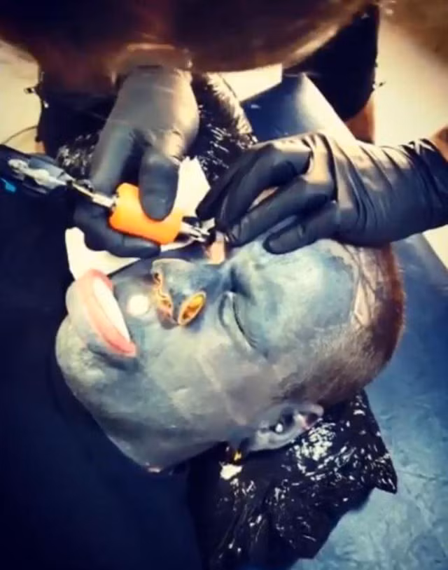 Eli cho rằng một nghệ sĩ xăm mình thực thụ nhất định phải trải nghiệm xăm mắt