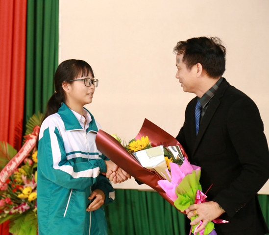 Thứ trưởng Phạm Mạnh Hùng tặng hoa cho học sinh có thành tích học tập xuất sắc của trường PTDT nội trú tỉnh Quảng Trị