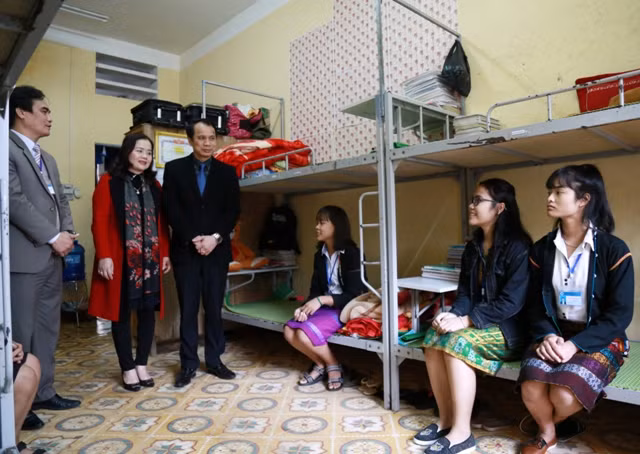 Thứ trưởng Phạm Mạnh Hùng tham quan phòng ký túc xá của học sinh trường PTDT Nội trú tỉnh Quảng Trị Thứ trưởng Phạm Mạnh Hùng tham quan phòng ký túc xá của học sinh trường PTDT Nội trú tỉnh Quảng Trị