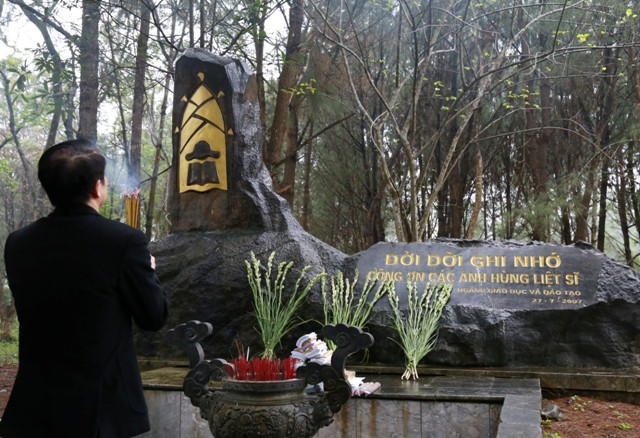 Thứ trưởng Phạm Mạnh Hùng dâng hương, hoa tại khu an nghỉ của các nhà giáo tại Nghĩa trang liệt sĩ Trường Sơn