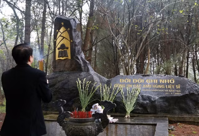 Thứ trưởng Phạm Mạnh Hùng dâng hương, hoa tại khu an nghỉ của các nhà giáo tại Nghĩa trang liệt sĩ Trường Sơn Thứ trưởng Phạm Mạnh Hùng dâng hương, hoa tại khu an nghỉ của các nhà giáo tại Nghĩa trang liệt sĩ Trường Sơn