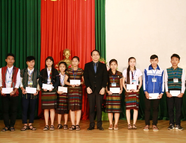 Thứ trưởng Phạm Mạnh Hùng trao học bổng cho 20 học sinh có kết quả học tập tốt