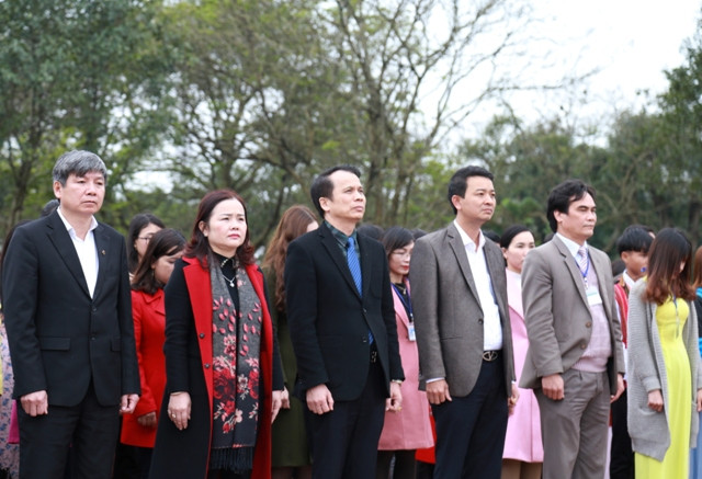 Thứ trưởng Phạm Mạnh Hùng cùng đoàn công tác dâng hương tại Thành cổ Quảng Trị