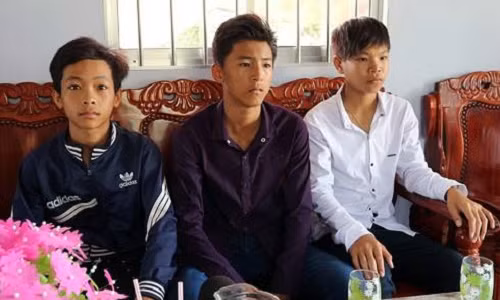 Em Đỗ Văn Bằng (ngồi giữa) cùng các bạn nhặt được số tiền lớn trả lại người đánh rơi. Ảnh:VOV Em Đỗ Văn Bằng (ngồi giữa) cùng các bạn nhặt được số tiền lớn trả lại người đánh rơi. Ảnh: VOV