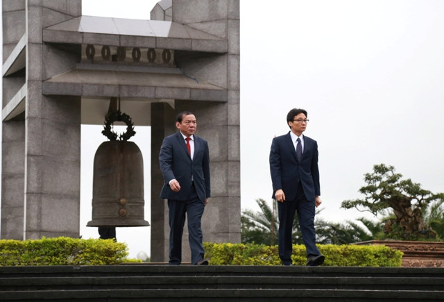 Phó Thủ tướng Chính phủ Vũ Đức Đam cùng Bí thư tỉnh ủy tỉnh Quảng Trị đến nghĩa trang Liệt sĩ Quốc gia Đường 9 dâng hương, hoa viếng anh linh các anh hùng liệt sĩ đã ngã xuống tại Quảng Trị.