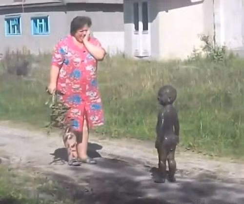 Dở khóc dở cười vì con nghịch dại.