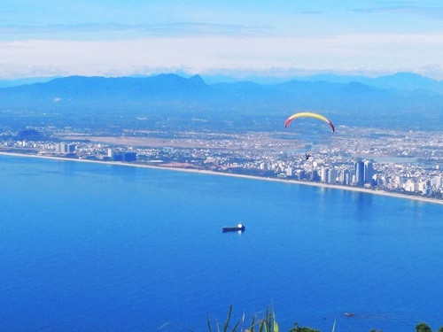 Màn trình diễn dù lượn của các phi công trên nền trời Đà Nẵng